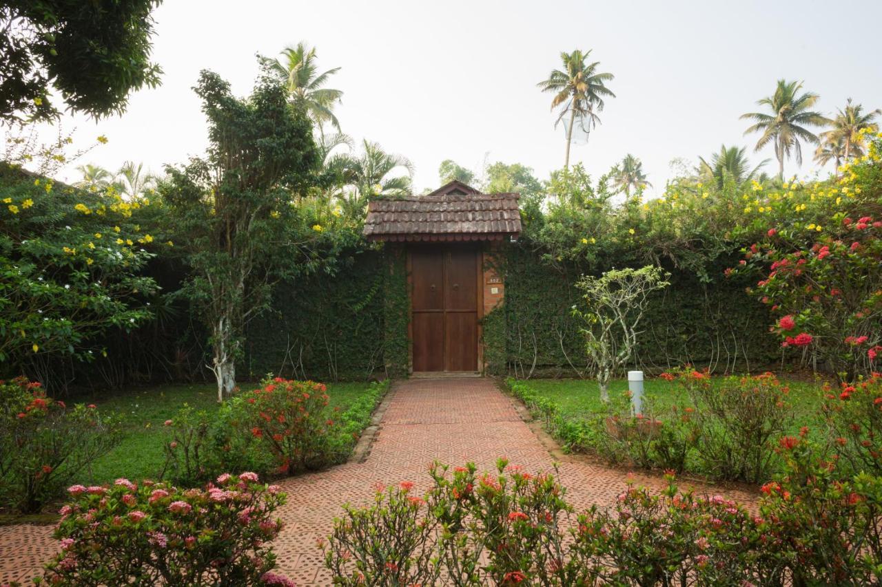 Hôtel Abad Whispering Palms à Kumarakom Extérieur photo